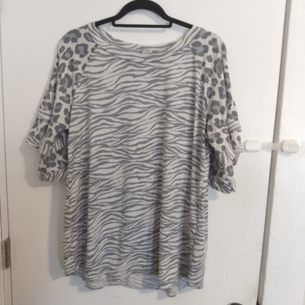 Unbranded Gray Zebra and Leopard Print Top Women's Size 1XL